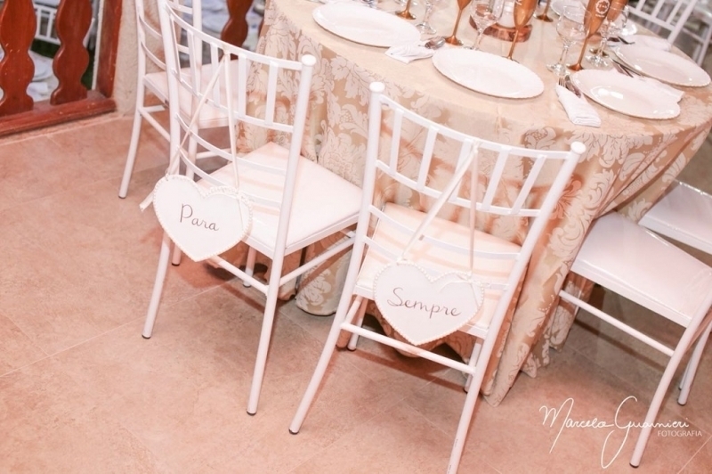 A Bela Vista Decorações oferece a sofisticada Cadeira de Ferro Empilhável Slim Tiffany Tubular Branca, uma excelente opção para casamentos, festas, recepções, eventos corporativos.