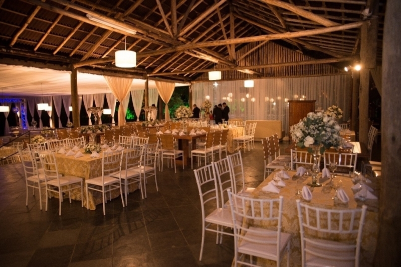 A Bela Vista Decorações oferece a sofisticada Cadeira de Ferro Empilhável Slim Tiffany Tubular Branca, uma excelente opção para casamentos, festas, recepções, eventos corporativos.