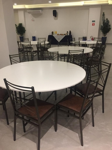 A Bela Vista Decorações oferece a elegante Cadeira de Ferro Empilhável Duplo X Dourada, uma excelente opção para casamentos, festas, recepções, eventos corporativos, buffets e empresas de locação que buscam unir sofisticação, resistência e praticidade.