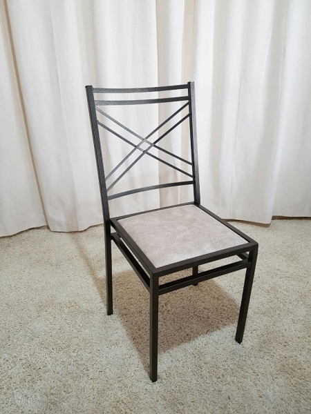 A Bela Vista Decorações oferece a elegante Cadeira de Ferro Empilhável Duplo X Dourada, uma excelente opção para casamentos, festas, recepções, eventos corporativos, buffets e empresas de locação que buscam unir sofisticação, resistência e praticidade.