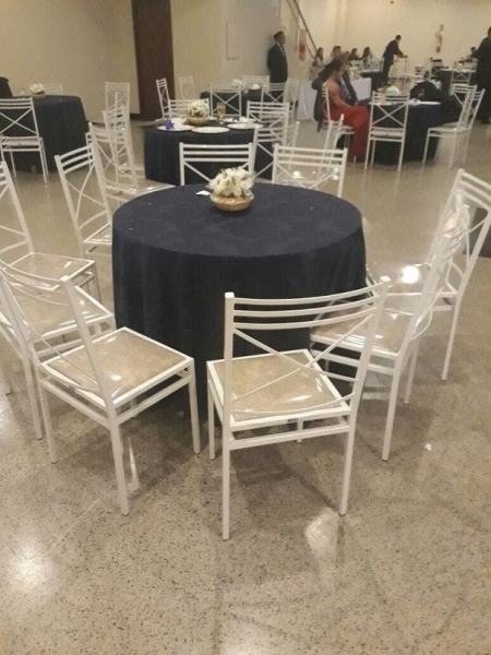 Cadeiras de Ferro Empilháveis para Festas e Locações em formato Três Detalhes com pintura eletrostática Branca