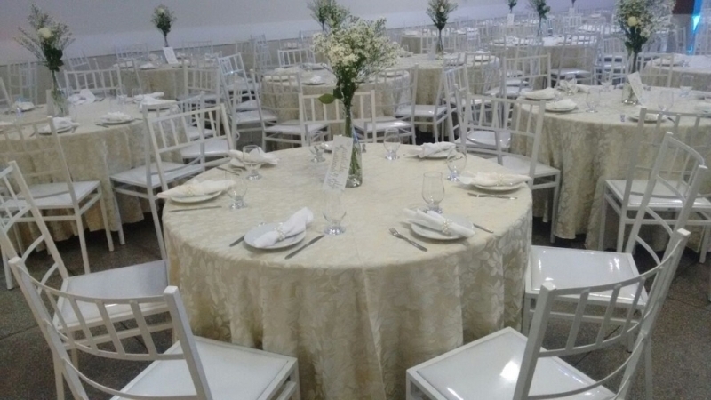 A Bela Vista Decorações oferece a elegante Cadeira de Ferro Empilhável Tiffany Master Branca, uma excelente opção para casamentos, festas, eventos corporativos, buffets.