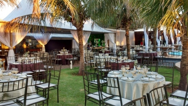 A Bela Vista Decorações oferece a Cadeira Tiffany Master Dourada, uma opção elegante e resistente para festas, casamentos, buffets, eventos corporativos e empresas de locação.