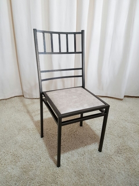 A Bela Vista Decorações oferece a Cadeira Tiffany Master Dourada, uma opção elegante e resistente para festas, casamentos, buffets, eventos corporativos e empresas de locação.