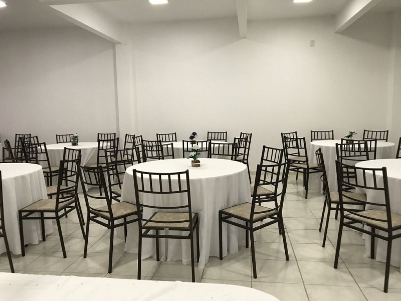 A Bela Vista Decorações oferece a Cadeira Tiffany Master Dourada, uma opção elegante e resistente para festas, casamentos, buffets, eventos corporativos e empresas de locação.