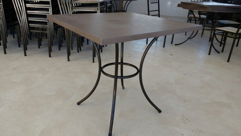 A Bela Vista Decorações oferece a Mesa Fixa com Tampo Quadrado e Borda de 5 cm, desenvolvida para atender restaurantes, hotéis, buffets infantis, condomínios, áreas de lazer e espaços gastron&ocirc;micos. 