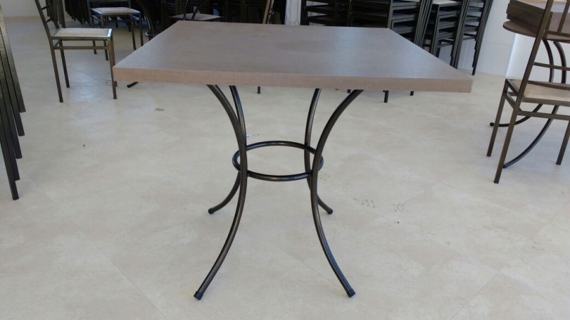 A Bela Vista Decorações oferece a Mesa Fixa com Tampo Quadrado e Borda de 5 cm, desenvolvida para atender restaurantes, hotéis, buffets infantis, condomínios, áreas de lazer e espaços gastron&ocirc;micos. 