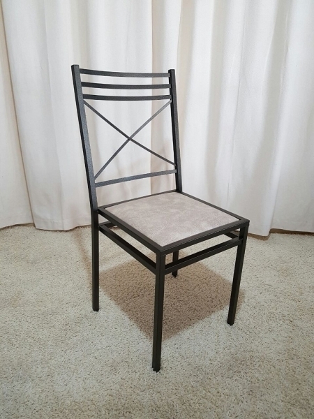 Cadeira de Ferro Empilhável Três Detalhes Dourada A Bela Vista Decorações oferece a Cadeira de Ferro Empilhável Três Detalhes Dourada, uma opção sofisticada para casamentos, festas, buffets, eventos corporativos e empresas de locação.