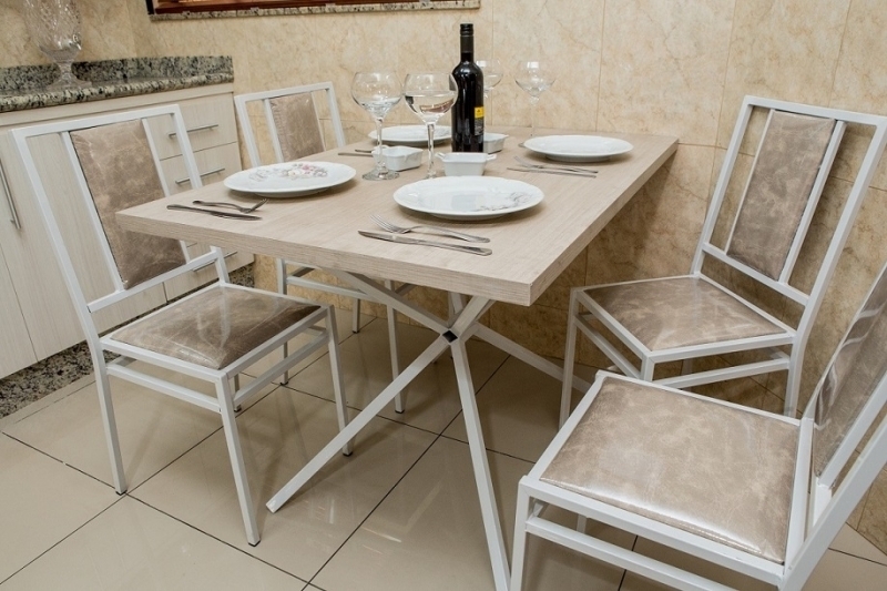 A Bela Vista Decorações oferece a elegante Cadeira de Ferro Empilhável Master com Encosto Almofadado, ideal para casamentos, festas, buffets, eventos corporativos e empresas de locação. 