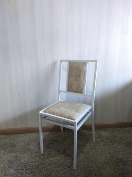Cadeiras de Ferro Empilháveis para Festas e Locações em formato Master com encosto almofadada com pintura eletrostática na cor Branca
