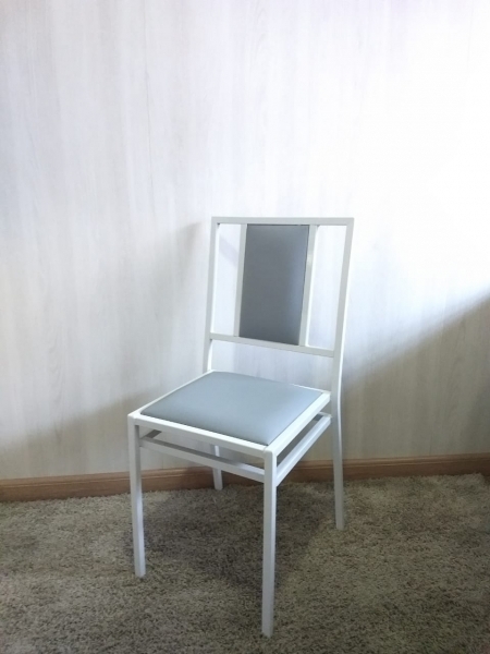 Cadeiras de Ferro Empilháveis para Festas e Locações em formato Master com encosto almofadada com pintura eletrostática na cor Branca
