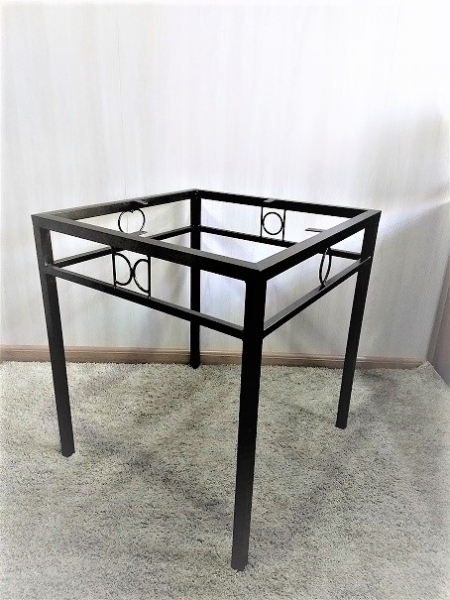 A Bela Vista Decorações oferece a Base Fixa Quadrada para Mesa, uma solução que combina resistência, estabilidade e design para compor ambientes residenciais, comerciais e espaços para eventos.