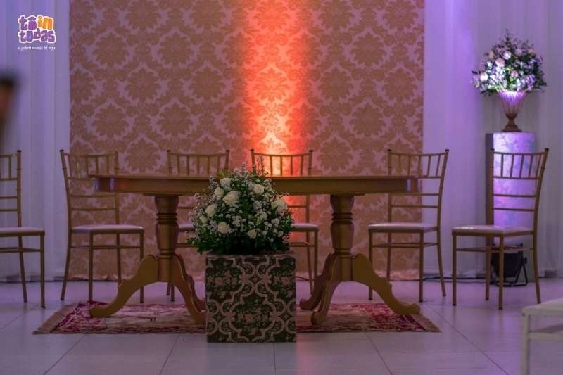 Cadeiras de Ferro Empilháveis para Festas e Locações e Residencia em formato Tiffany tubular com anel com pintura eletrostática na cor ouro e acento bege 