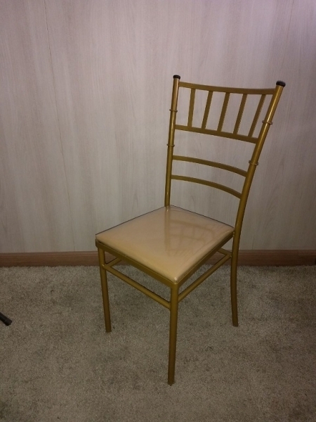 Cadeira de Ferro Tiffany Slim Dourado Ouro A Bela Vista Decorações oferece a sofisticada Cadeira de Ferro Empilhável Tiffany Slim Ouro Tubular, ideal para casamentos, festas, buffets, eventos corporativos e empresas de locação.