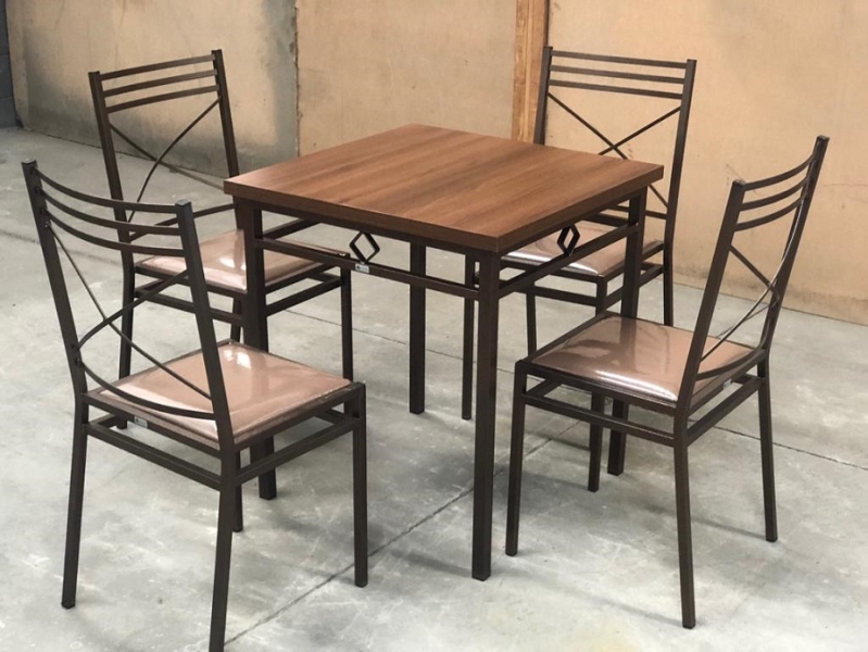 A Bela Vista Decorações oferece o Conjunto de Mesa Fixa Quadrada com Cadeiras Master Três Detalhes, uma opção elegante e funcional para festas, buffets, eventos corporativos, áreas de convivência e empresas de locação.