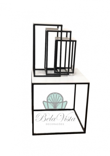 A Bela Vista Decorações oferece Cubos Decorativos em Metalon 20x20 com tampo em MDF de 9 mm, ideais para compor decorações de festas, casamentos, aniversários, eventos corporativos, vitrines e ambientes temáticos. 