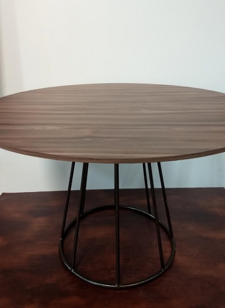 A Bela Vista Decorações oferece a Base Cone para Tampo de Mesa, uma opção moderna e resistente para compor ambientes em salões de festas, condomínios, áreas gourmet, restaurantes, eventos e residências.