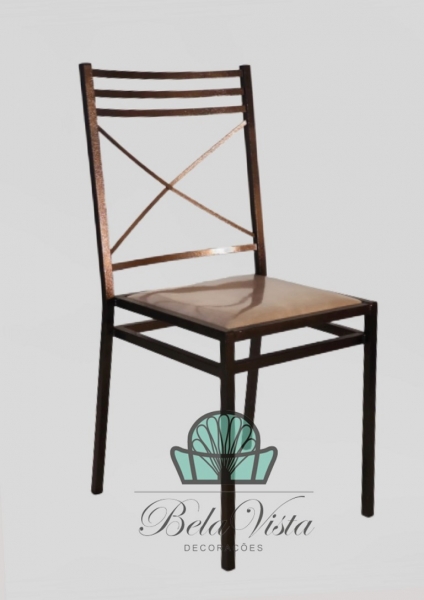 A Bela Vista Decorações oferece a Cadeira de Ferro Empilhável Três Detalhes, fabricada em metalon 20x20 com elegante acabamento em pintura eletrostática dourado envelhecido.