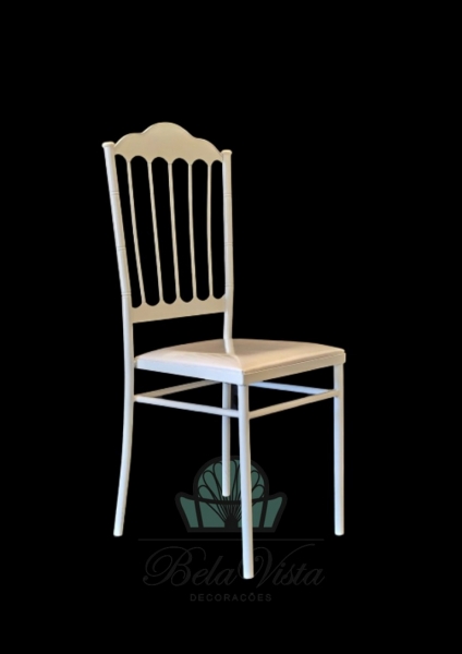 Cadeira de Ferro Empilhável para Festas, modelo Slim Dior, com pintura eletrostática branca, com assento removível em corino Buffalo.