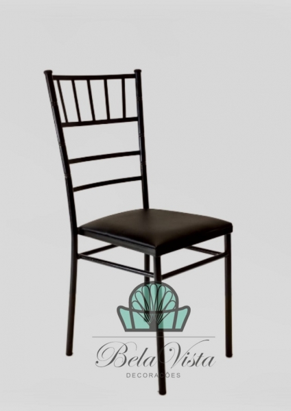 A Bela Vista Decorações oferece a elegante Cadeira de Ferro Empilhável Slim Tiffany Tubular Preta, uma opção sofisticada para festas, casamentos, eventos corporativos.